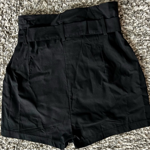 Junior shorts,Size 7, (28”Waist)NWT, Black, cinched waist with Tie front,Stretch - Picture 2 of 3